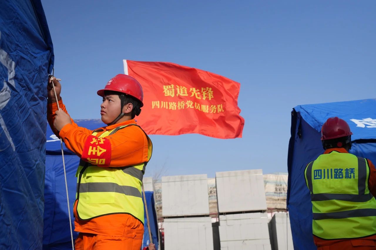 锚定目标，精准抢险！路桥集团高效推进灾区康吊村场地平整和临时安置点搭建工作